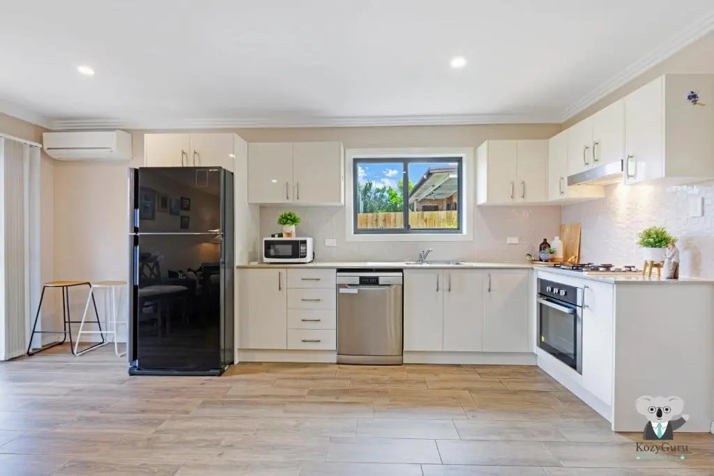 KOZYGURU Arncliffe 3 BED Begonia Cottage With FREE Parking