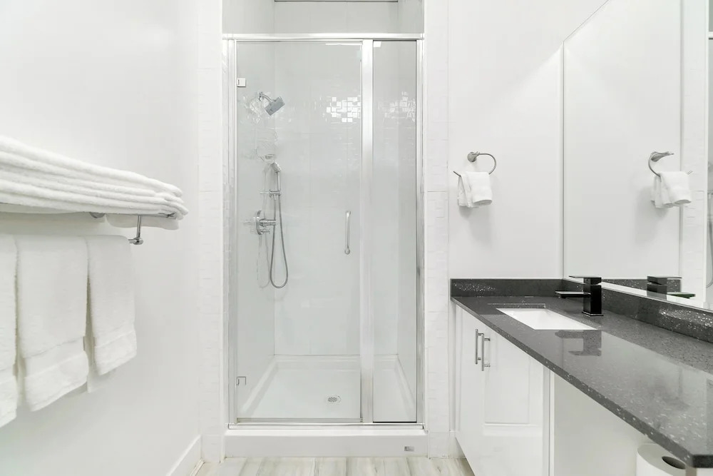 Charming 1BR Lakeside