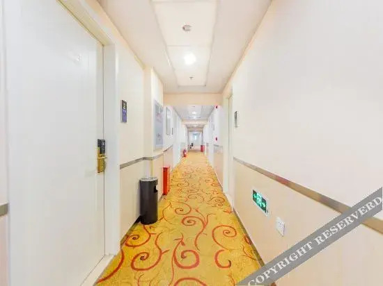 Super 8 Hotel (Beijing Bird's Nest Wukuang Building)