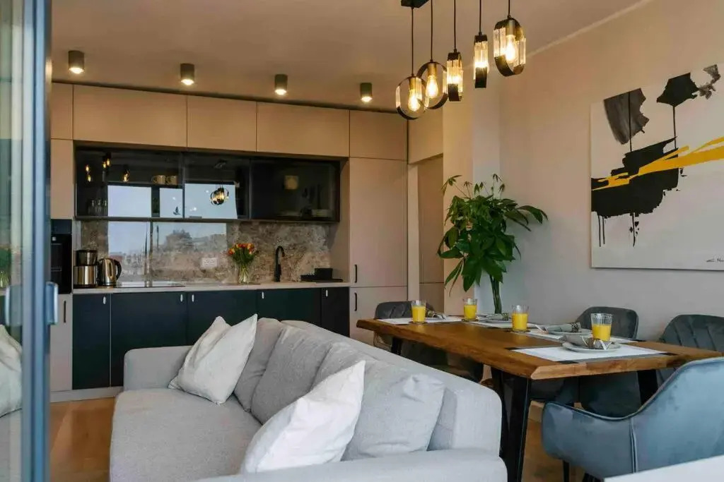 Bright 2BR Flat - Top Location - Green Views