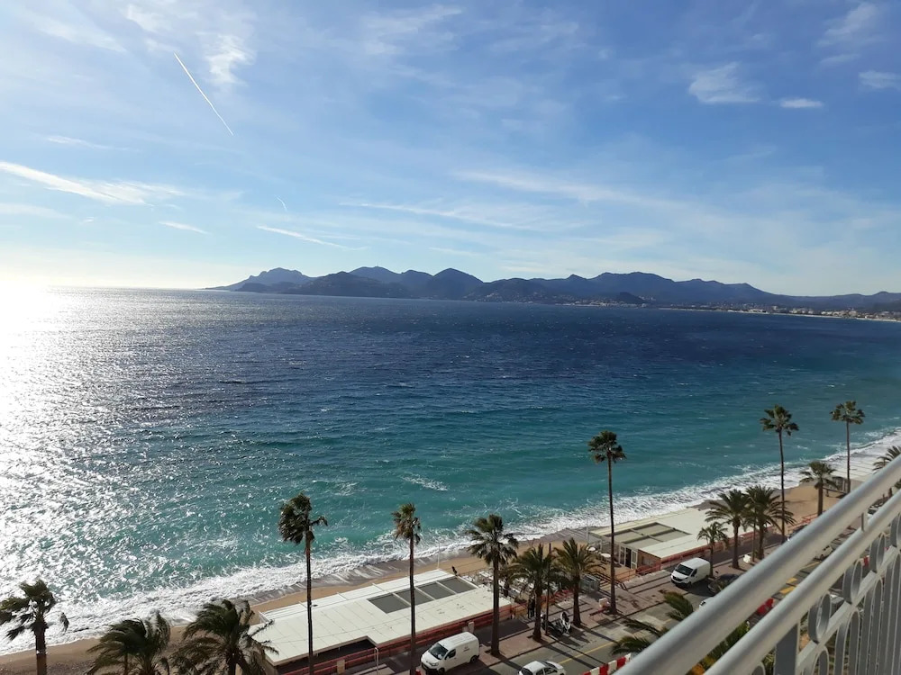 Les Princes Studio facing the sea