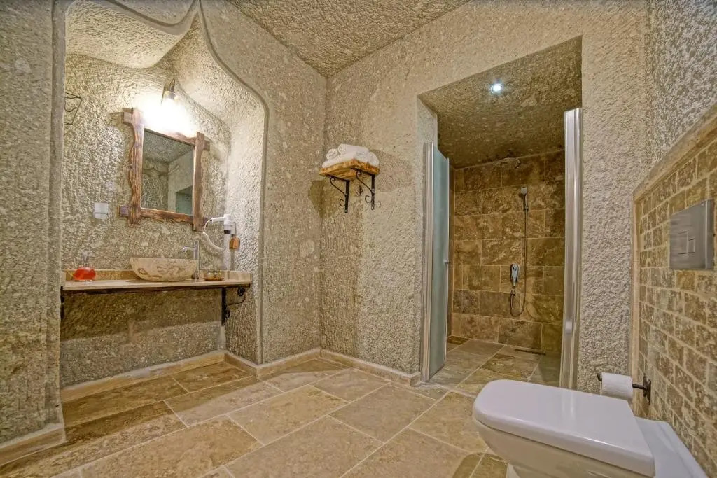 Risus Cave Suites