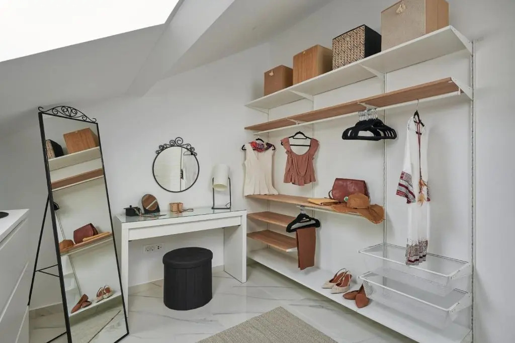 On the Third Cloud 2BDR with walk-in closet