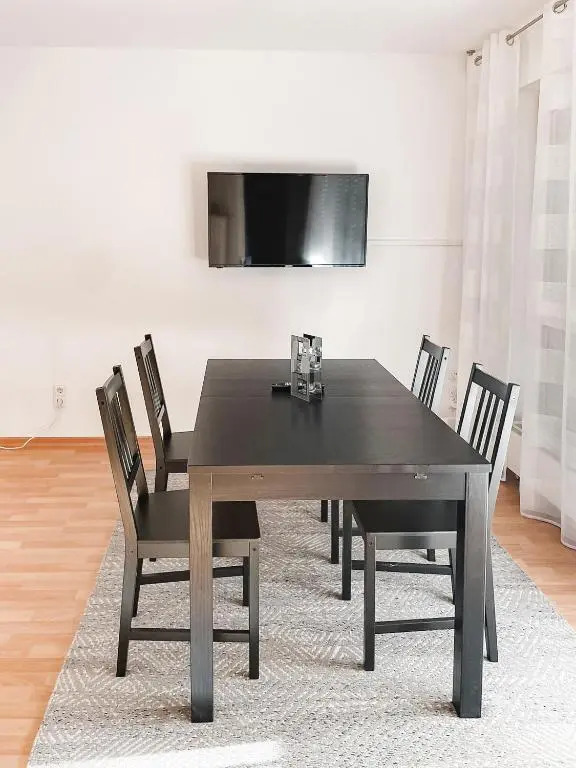 Schöne Wohnung, eigene Terrasse, privater Parkplatz, Wi-Fi, Waschmaschine, 3P