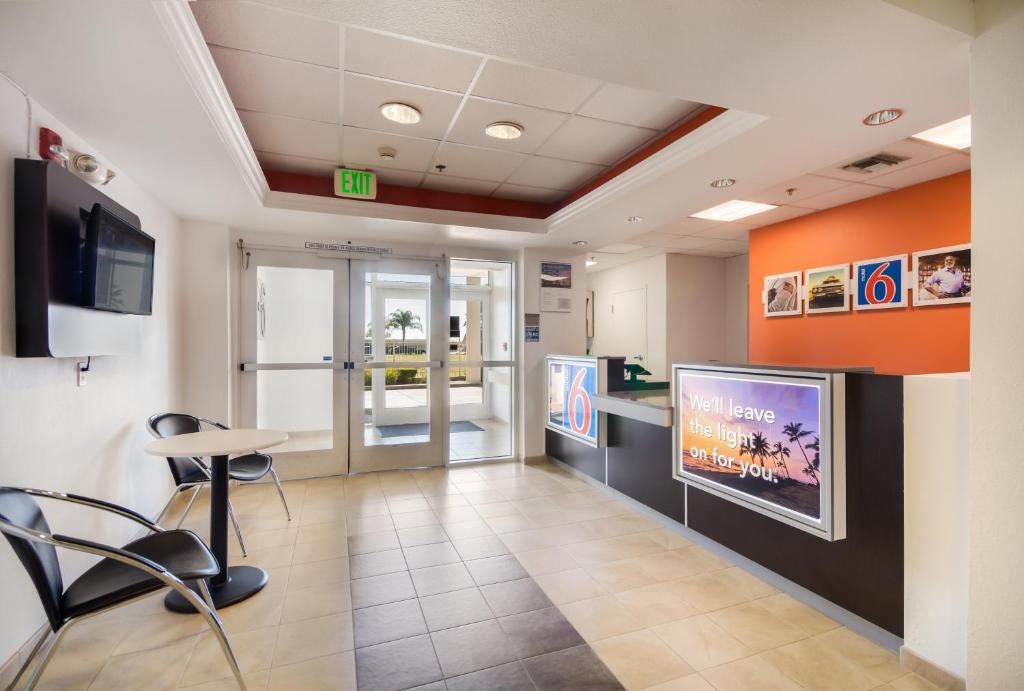 Howard Johnson by Wyndham Lemoore