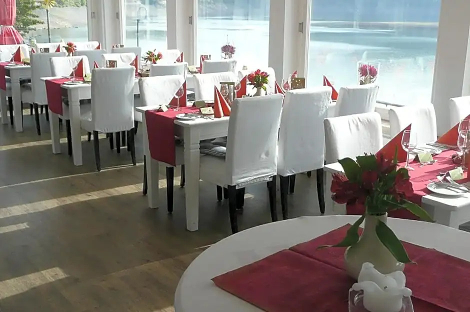 Strandhaus Edersee - Kaminzimmer, Seeblick, Badestrand, Seeterrasse