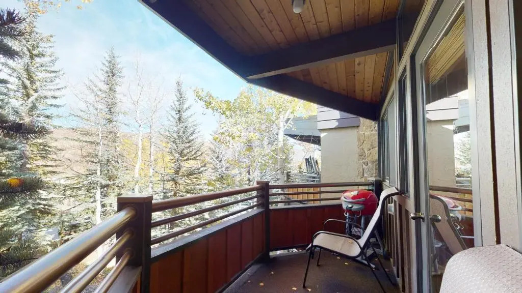 Laurelwood Condominiums Studio Premier Unit 211