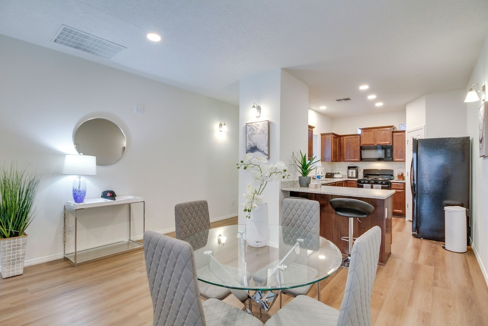 3 Mi to Old Town: Albuquerque Townhome w/ Yard!