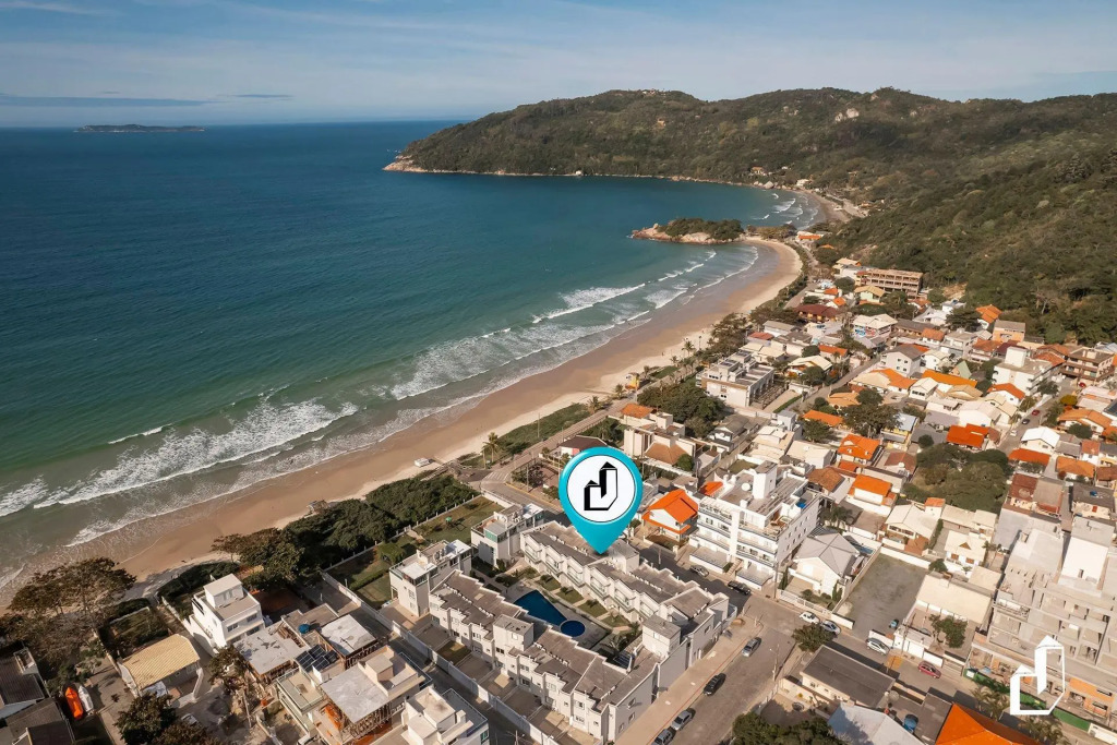 Duplex com piscina à beira mar e 03 suítes