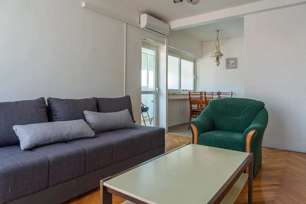 Spacious apt few min Walk to old Town and Beach