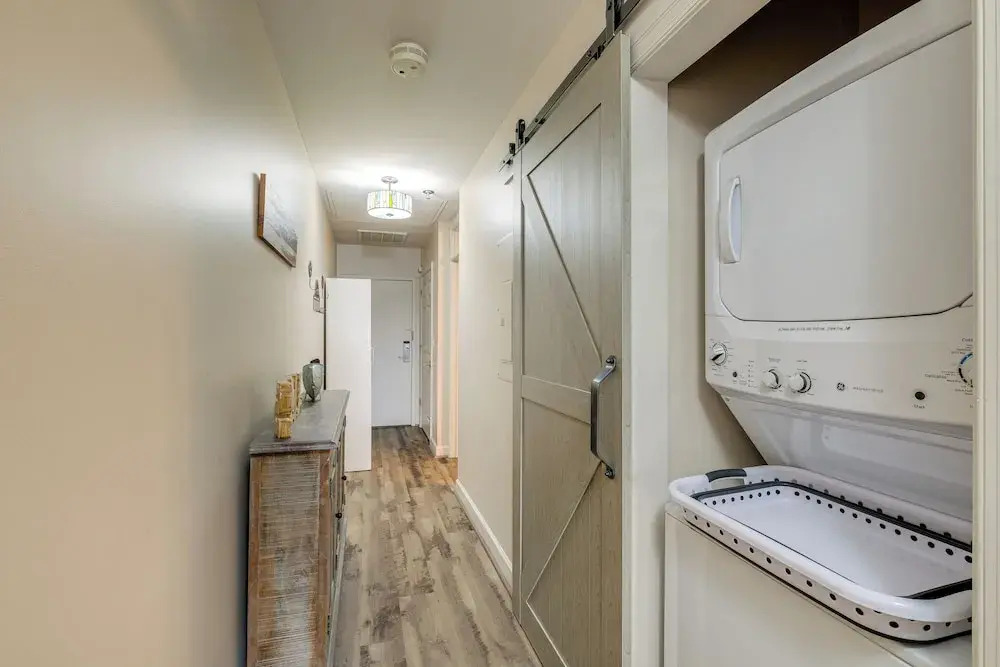 Top-floor Balcony & Serene Views: Huddleston Condo