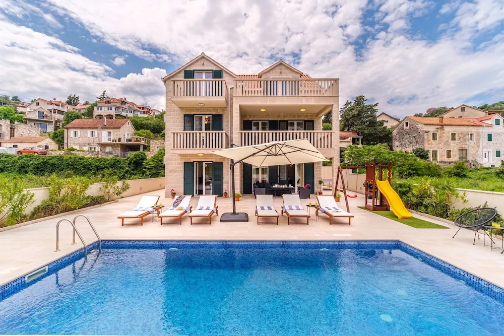 Janie in Splitska With 4 Bedrooms and 2 Bathrooms