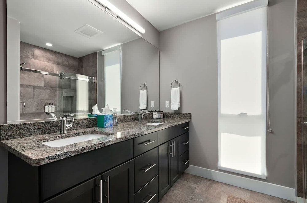 2BR Condo w Balcony Free Tix Walk to Downtown