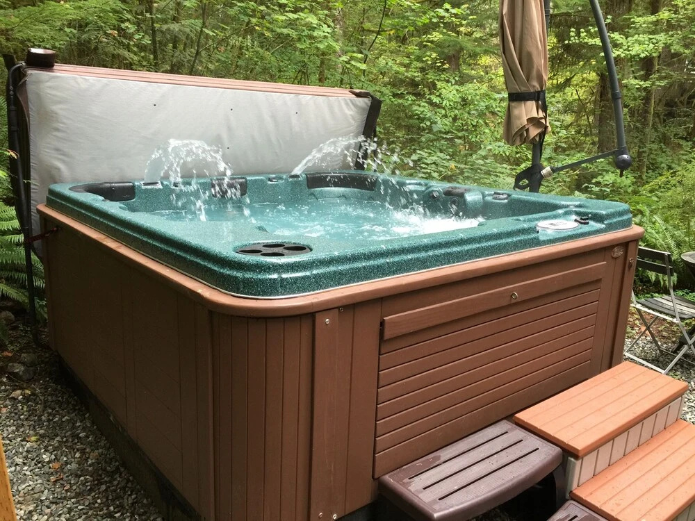 Snowline Cabin #98 A pet Friendly Cabin With a Wood Stove, hot tub and Wifi!