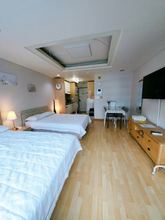 Hongdae Residence-2 1min from Hongik Uni station Exit #1