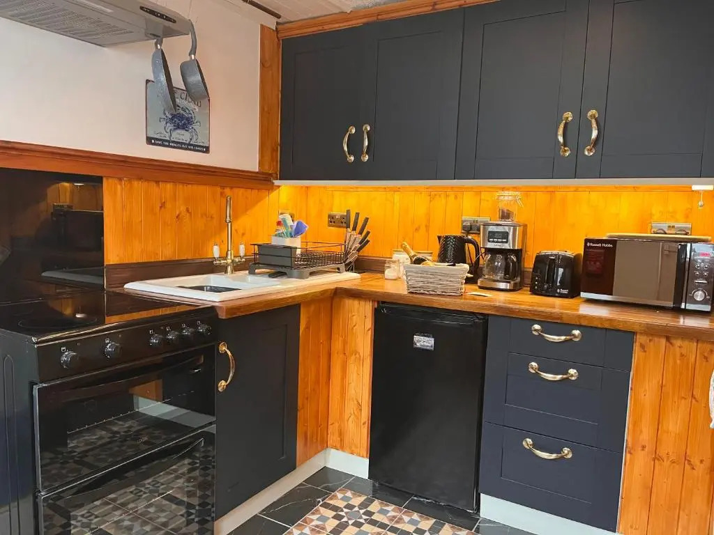 Harbour View Ground Floor Flat with Private Parking, only 5 Mins walk to harbour