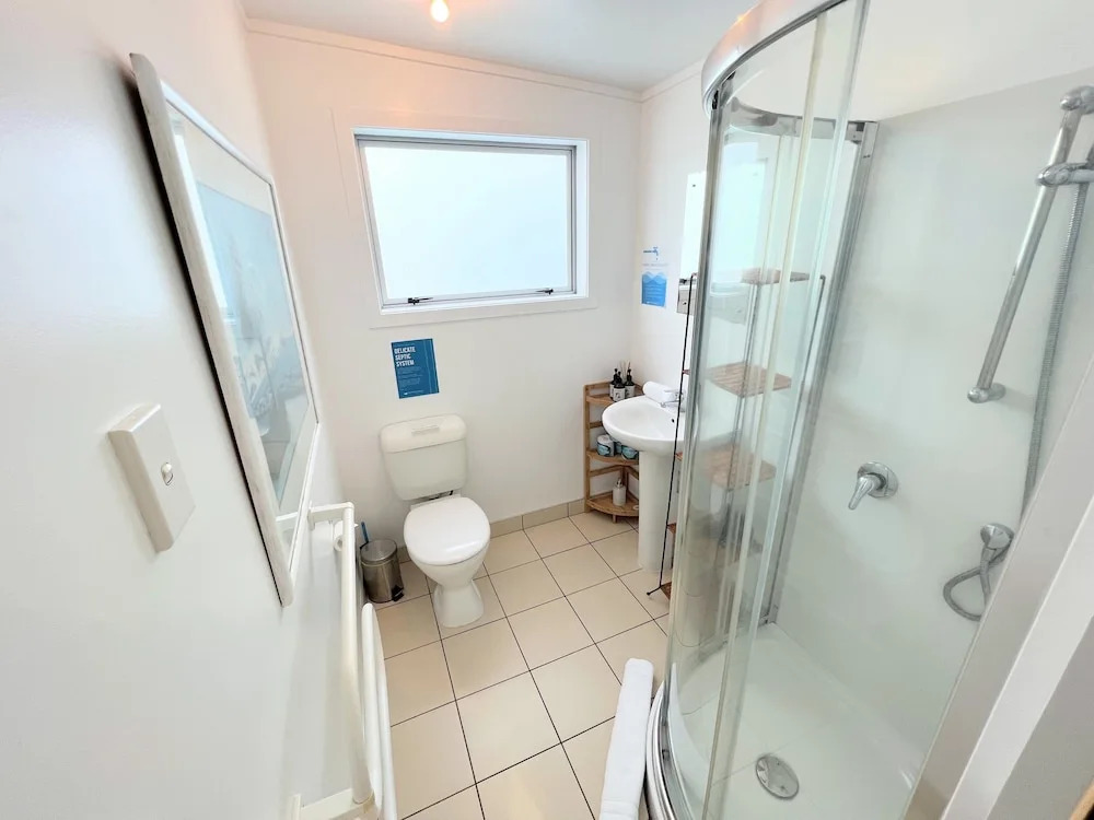 Tiri Cottage - Sea Views in Oneroa by Waiheke Unlimited