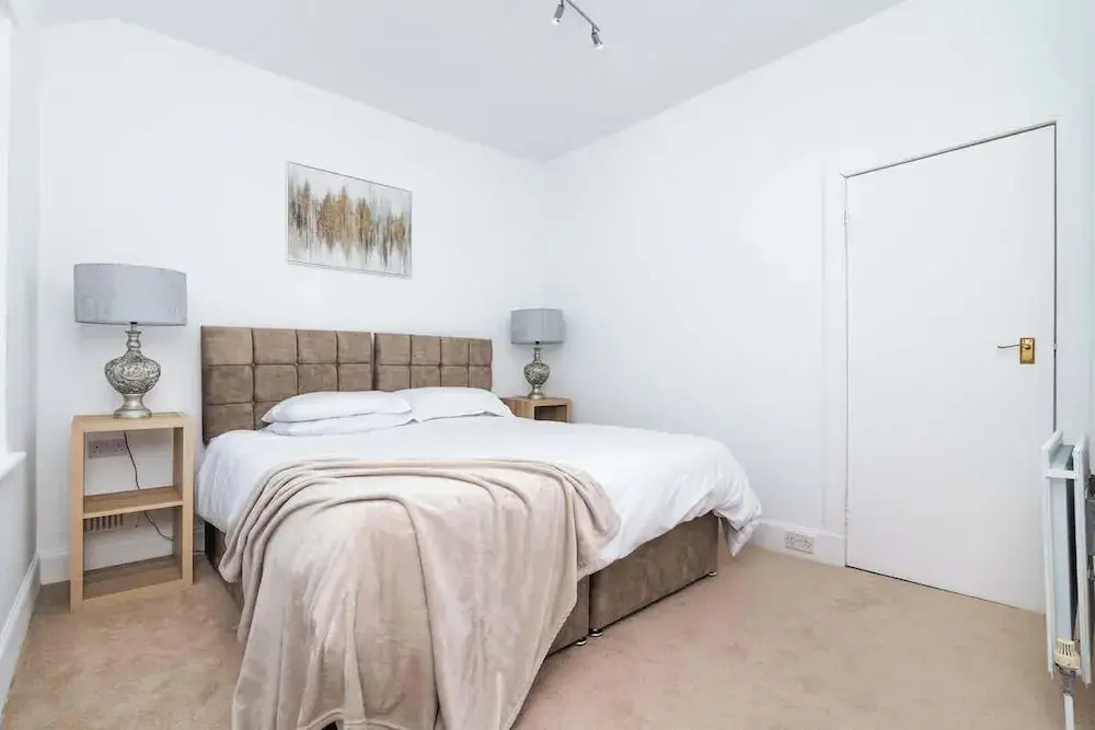 2 Bedroom House - Free Parking