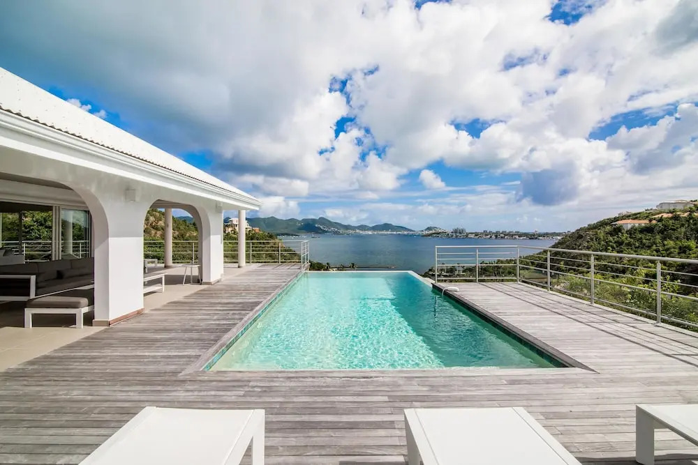 Exclusive Gated Area, Close to Beaches, Huge Pool, AC, Free Wifi, Perfect for Families !