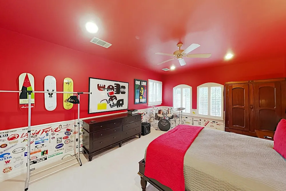West Lake Wonder W/ Private Pool & Outdoor Kitchen 6 Bedroom Home