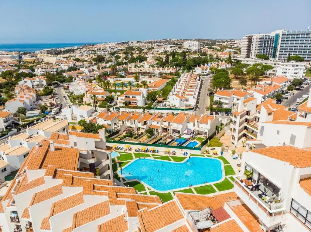 #065 Vila Magna Flat with Pool by Home Holidays