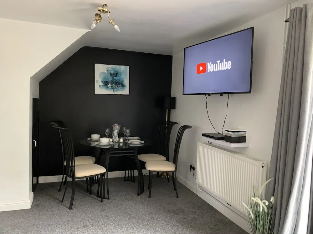 House - Sleeps 5 parking & private garden