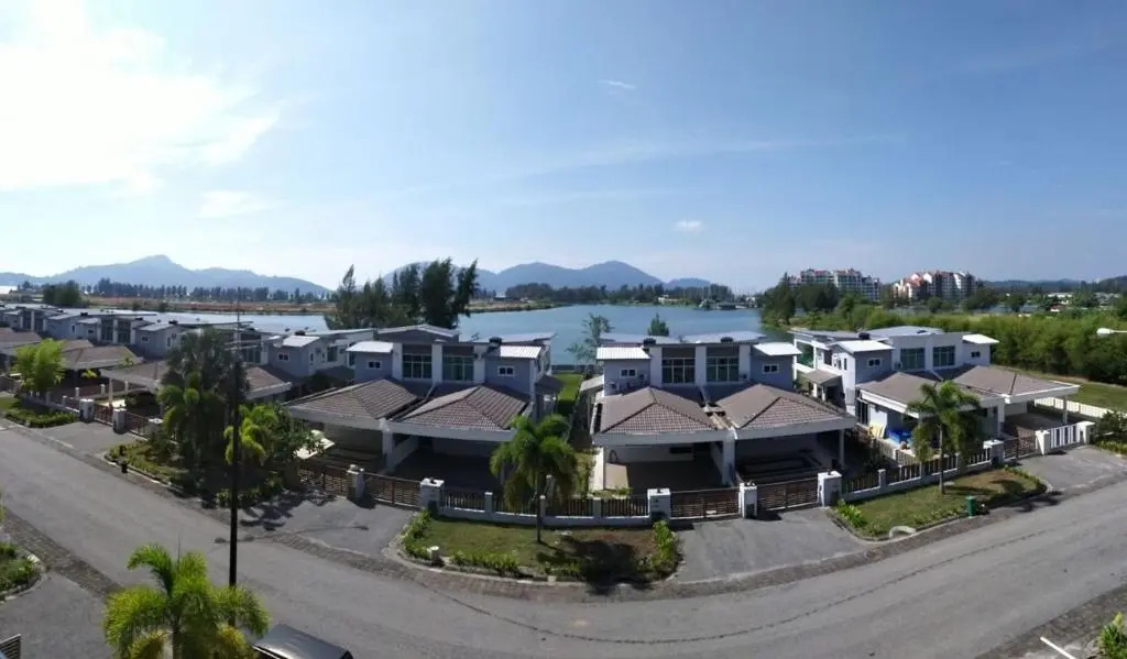 tiara bay marina island lumut 6 bilik inflatable swimming pool homestay bayu laut0136288405