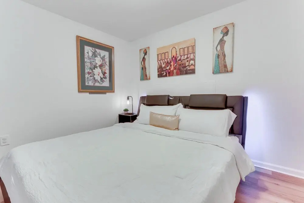 Cozy Inwood Apartment: History, Hiking & Wine!