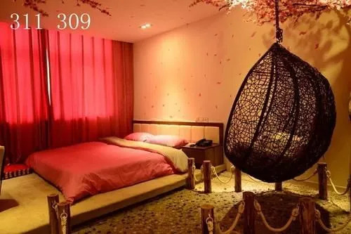 Yuhao Theme Hotel (Dongying Baolong City Plaza)