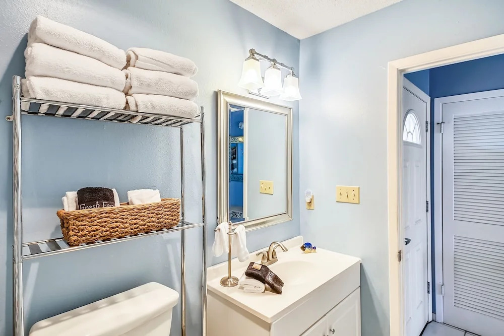 Sandpiper Cove 8229 Studio Bedroom Condo by RedAwning