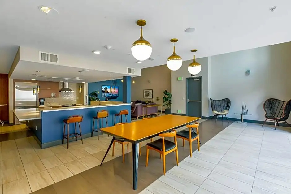 SuitesRUs Apart Hotel at Glendale