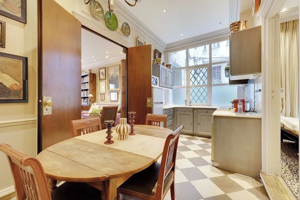 Historic Elegance in the Heart of Marais - 6p/2br