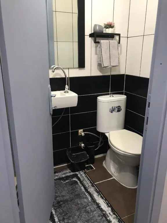 Lovely studio in excellent central location 1 min walk to beach with air/con