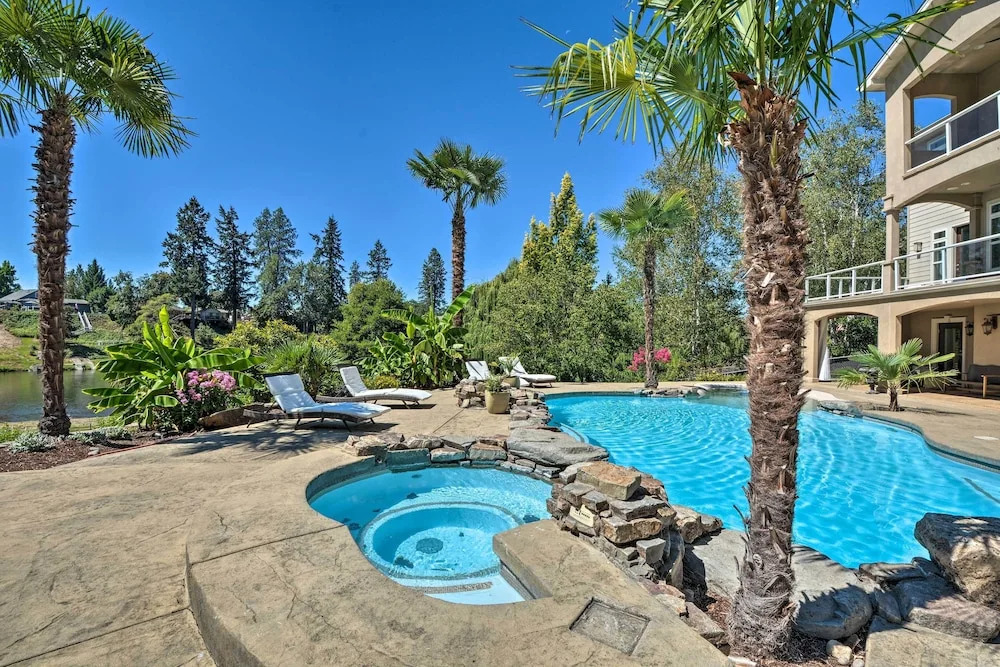 Luxe Getaway w/ Riverfront Views in Grants Pass!