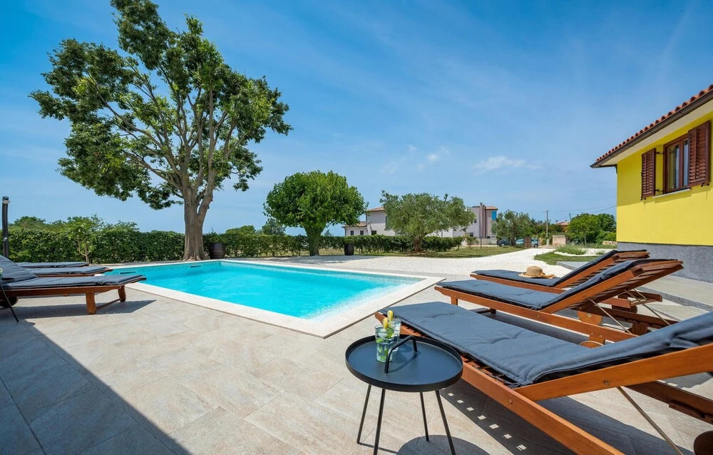 Gorgeous Home In Galizana