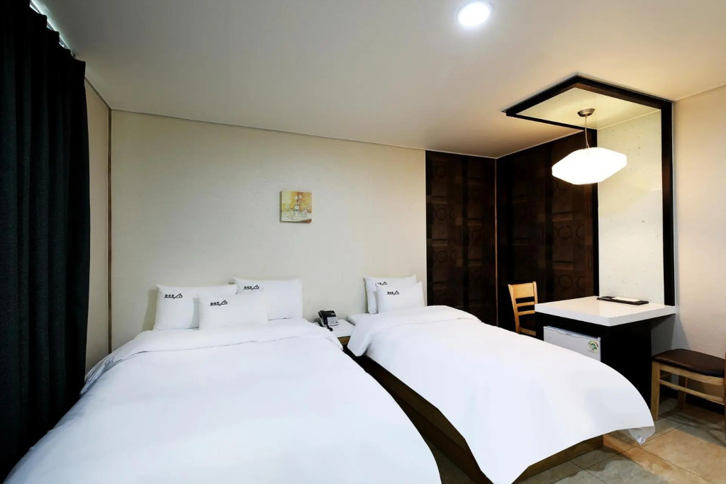 White Tourist Hotel