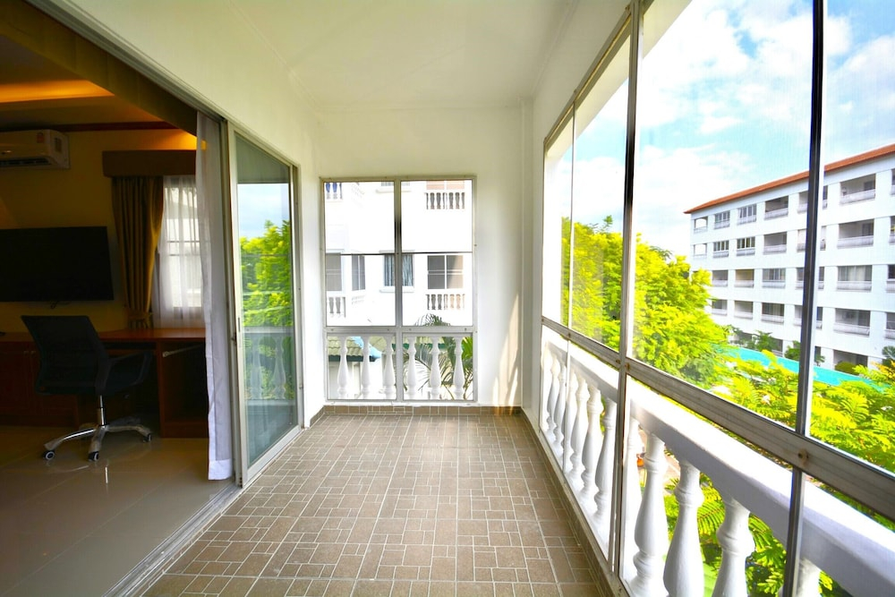 Spacious Corner 1-bedroom Condo With 2 Balconies - Baan Suan Lalana
