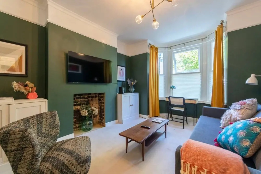 Charming 1 Bedroom Apartment in Shepherds Bush With Patio Area