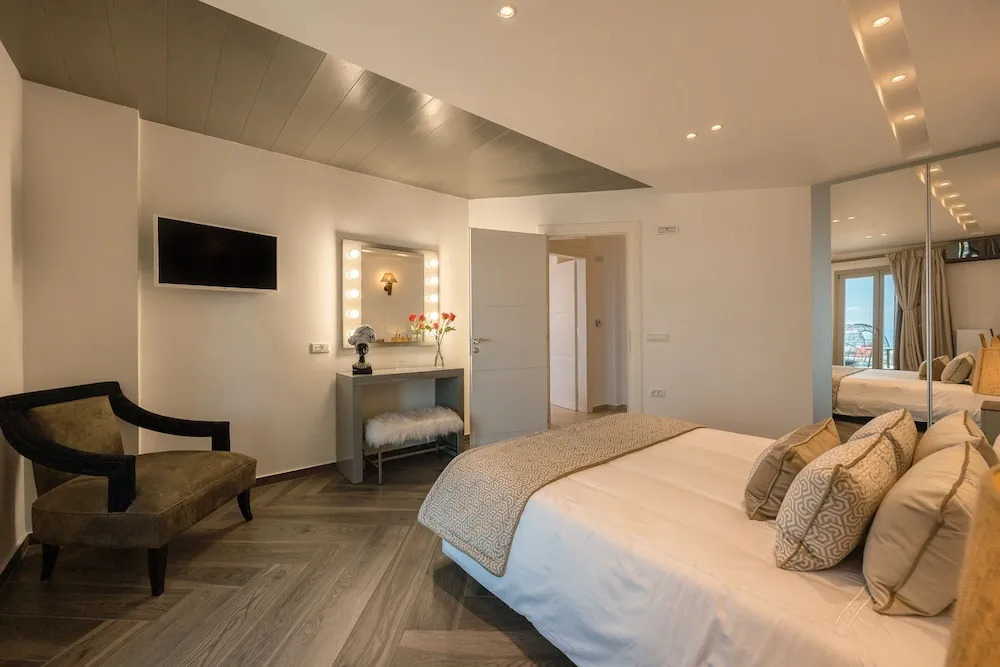 SANTORINI GRAND LUXURY VILLAS