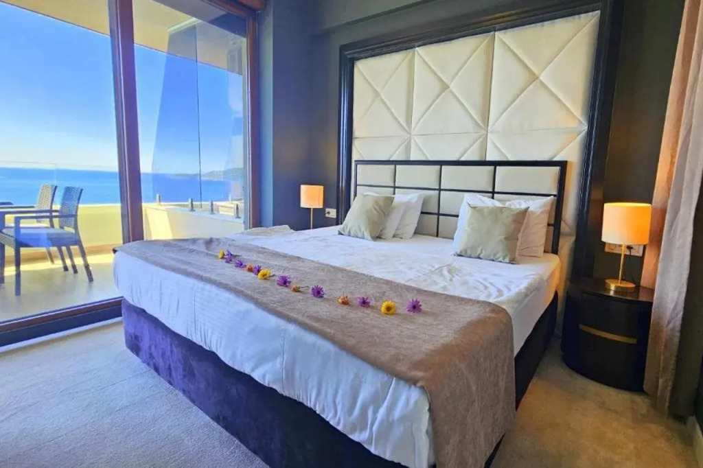 Royalis Suites Rafailovici - Beachfront Sea View Apartments