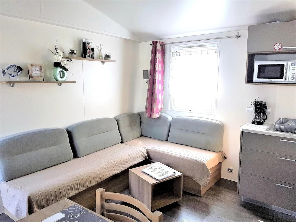 Bungalow With 2 Bedrooms in Saint-jean-de-monts, With Shared Pool, Furnished Terrace and Wifi - 1 km From the Beach