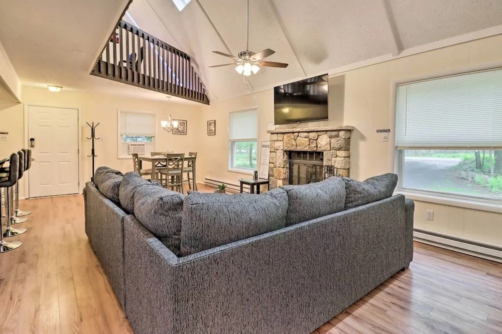 7 Mi to Lake Harmony: Home w/ Furnished Deck!