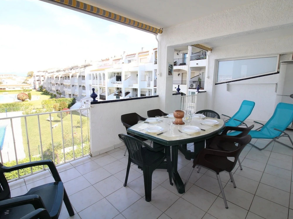 Apartment with a view of the canal and wide surroundings