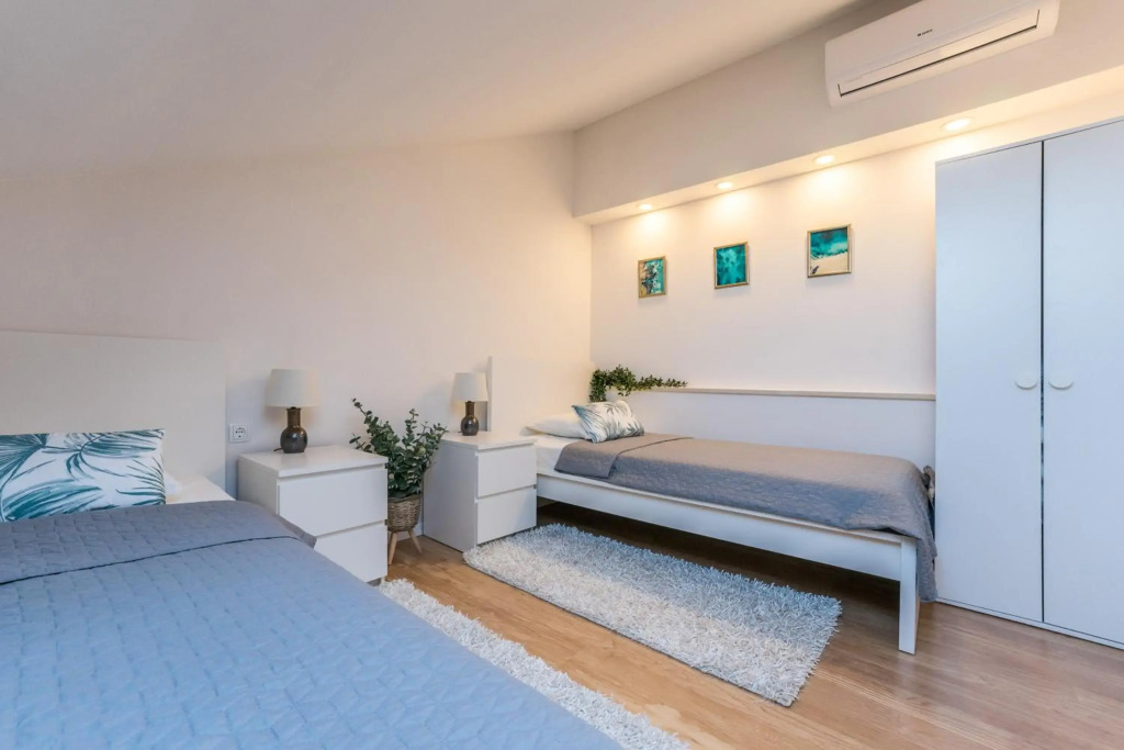 Ocean blue modern apartment for 8