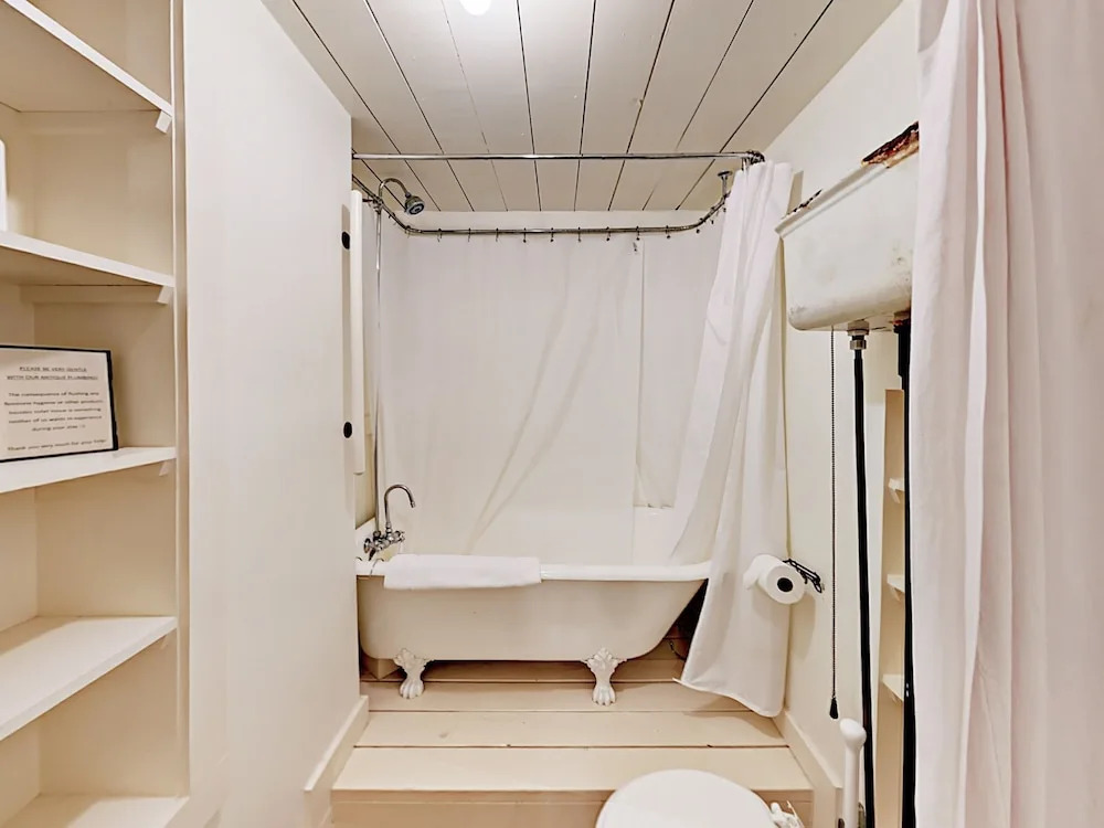 1Br Boutique Studio Historical by RedAwning