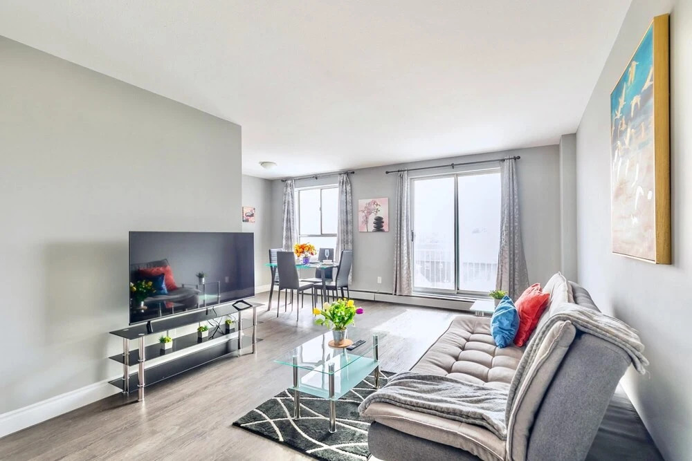 Bright 1BR apt w King bed -close to DT Hamilton
