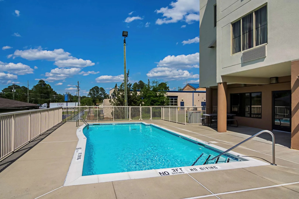 Red Roof Inn & Suites Fayetteville-Fort Bragg