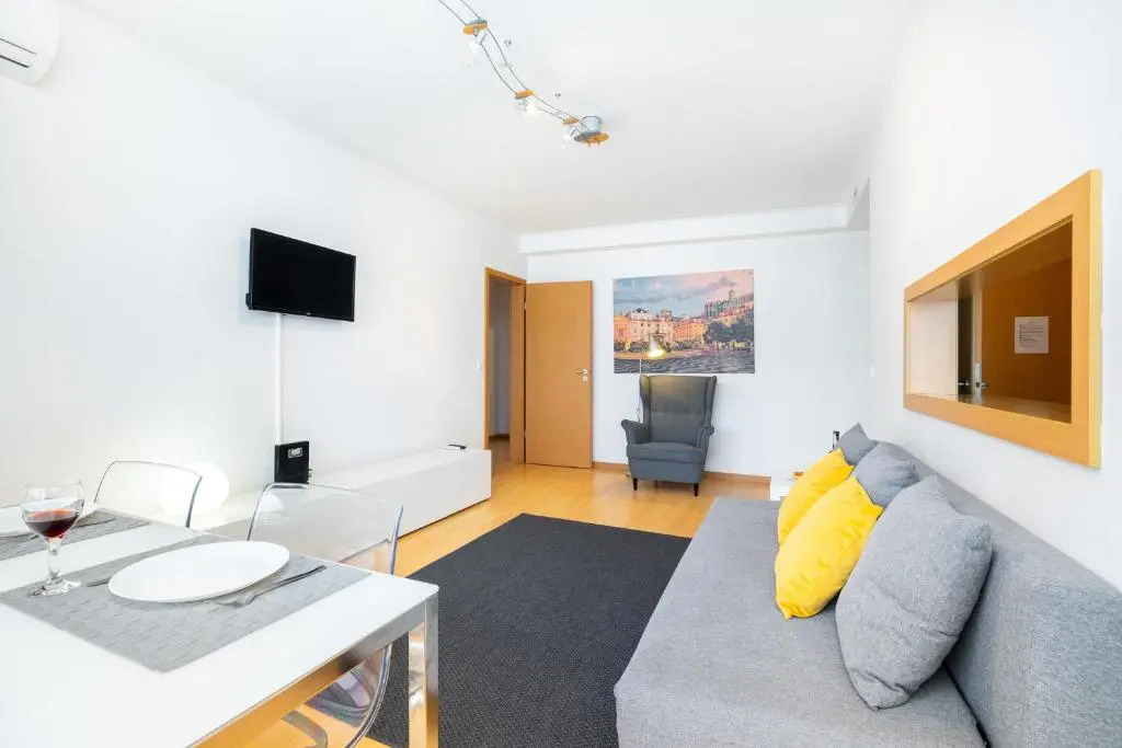 Lisboa, Cidade, Elegant Apartment with Air Cond, Free WIFI and Near Metro, by IG