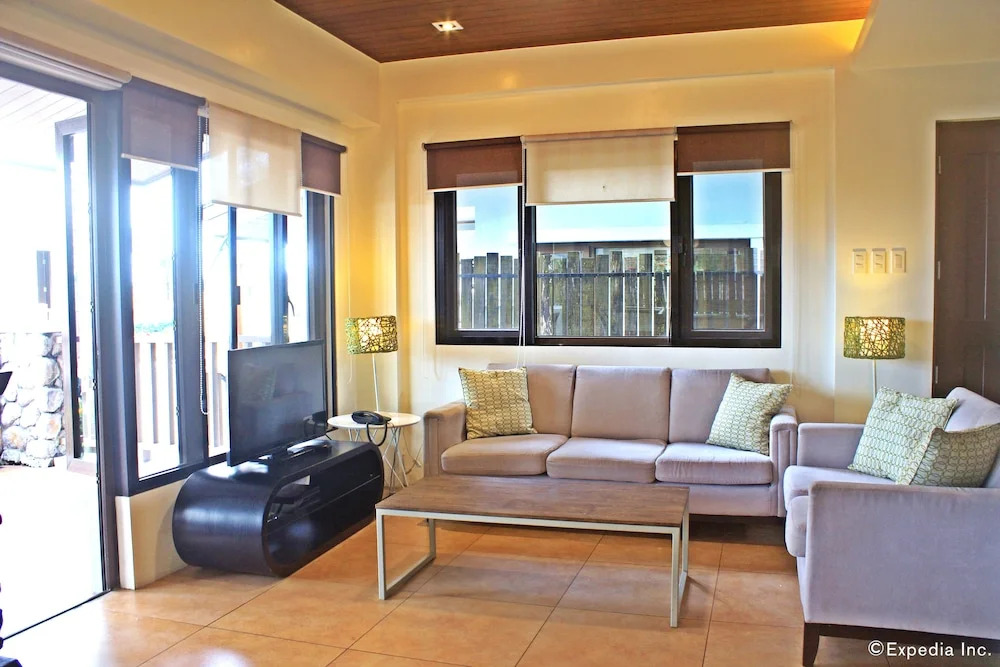 Exclusive Village Home Near Country Club, 18 pax