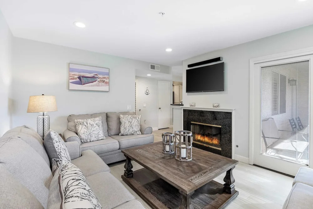 Walk to Beach Pool, Hot Tub, Private Patio, Parking Seabreeze Retreat